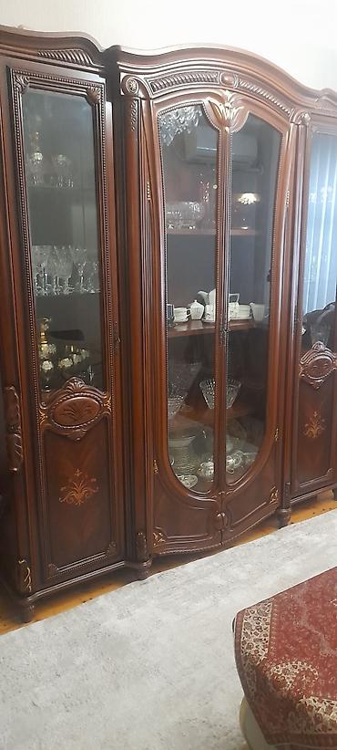 Bufetlər: Klassik üslubda iri bufet/vitrin dolabı - Material: tünd qoz rəngli — 1
