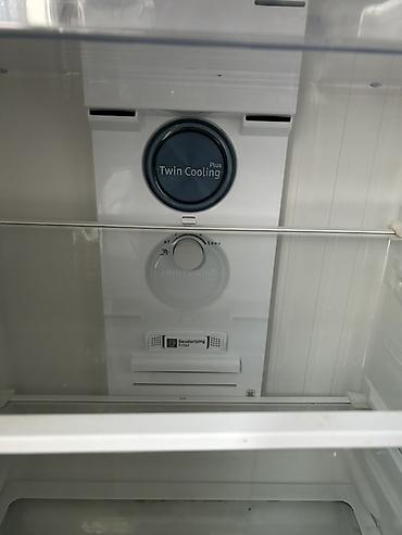 iki: İşlənmiş 2 qapılı Samsung Soyuducu Satılır, rəng - Qara, Təkərli — 3