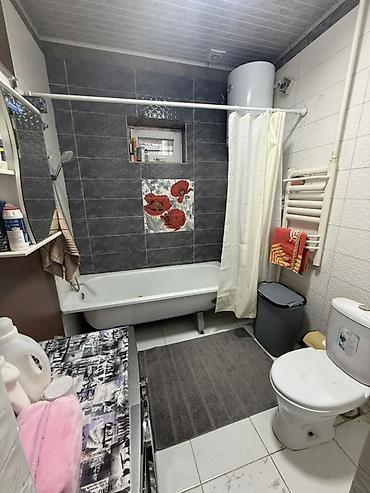 Sale of cottages and houses: Продаётся просторный жилой дом, В Ак-Ордо 3, стены кирпичные — 8