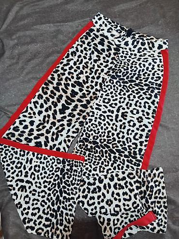 Ženske pantalone sa animal printom (leopard) i crvenim bočnim trakama — 1