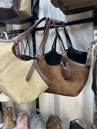 Женские сумки tote из искусственной замши с кожаной отделкой - at lalafo.kg Женские сумки tote из искусственной замши с кожаной отделкой -