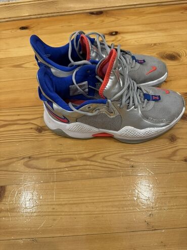 Səndəl və şəp-şüplər: Məhsul: Nike basketbol ayaqqabısı Model kodu: CW3143-005 (etiketdə)