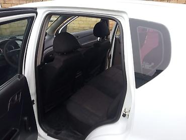 Chevrolet: , ağ rəng, 5 qapılı hetçbek. Xüsusiyyətlər: - Sürət qutusu: mexaniki — 8