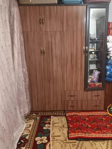 детский шкаф бу: Вместительный шкаф с зеркальной дверцей и выдвижными ящиками. Шкаф