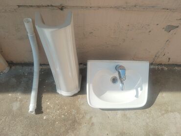 Hamam üçün aksessuarlar: Ayaqlı və qarışıq kranlı ağ rəngli keramika lavabo. Az işlənib çatı