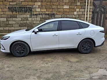 latun satisi: BYD Qin Plus (sedan) – Yango brendli taksi üçün bükülü vinil reklam — 2