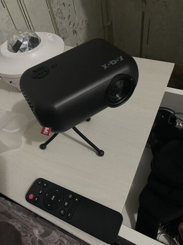 проектор и экран для домашнего кинотеатра: Но главная фишка мини проектора в зарядке и подключить этот прибор к