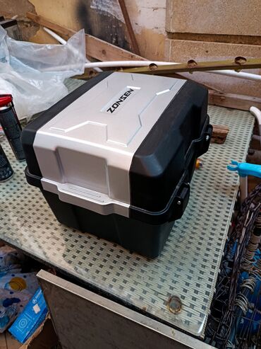 robotlaşdırılmış sürət qutusu: ZONSEN markalı qara və gümüşü rənglərdə olan motosiklet üst qutusu. Bu