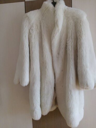 stafove jakne: Prodajem belu bundu od vestackog krzna, ocuvanu, kupljenu u Grckoj