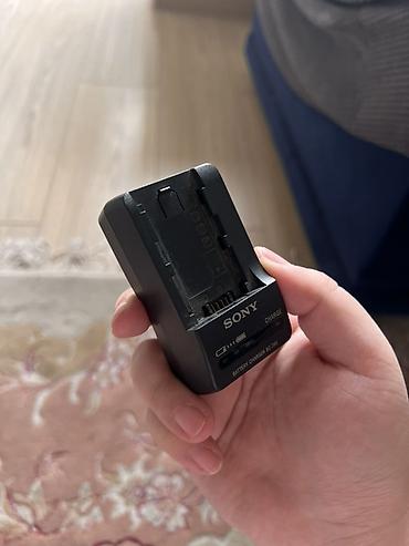 Зарядные устройства: Зарядные устройства для фотоаккумуляторов Canon и Sony. 1) Canon — 3