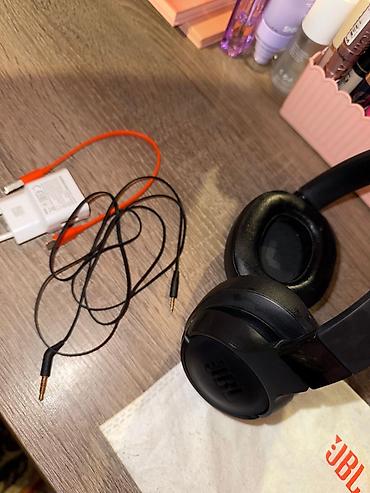 Qulaqcıqlar: JBL simsiz/simli qulaqlıq Xüsusiyyətlər: - Markalı JBL on-ear — 3