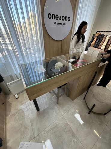 Шкафы: Срочно продается вся мебель для торговли одеждой, почти новая. Мебель — 15