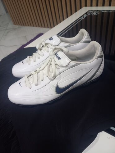 Manometers: Nike futbol butsaları – ağ rəng, qara-loqolu dizayn - Tip: Krampon