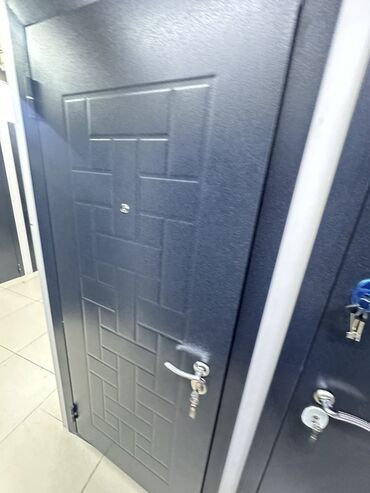 Doors with glass: Металлическая входная дверь серого цвета с геометрическим узором