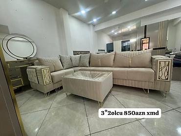 pufik: Modern künc divan dəsti – zərif bej rəng, qızılı dekor detallar və — 1