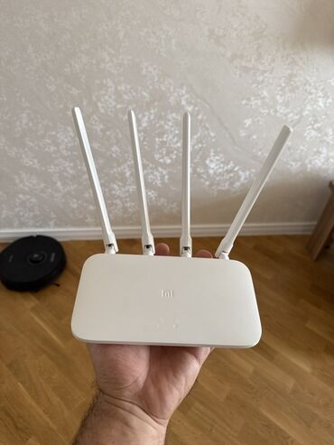Настольные ПК и рабочие станции: Dörd antenalı və Xiaomi brendinə məxsus Wi-Fi router. Cihaz ağ