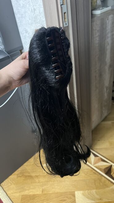 Təbii saçlar, pariklər: Salon malları toplu. 2 ədəd şinyon, 1 ədəd parik, 2 ədəd broşkalı saç — 9