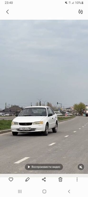 купить машину за 2000 долларов: Белый седан Toyota Corolla с левым расположением руля. Автомобиль