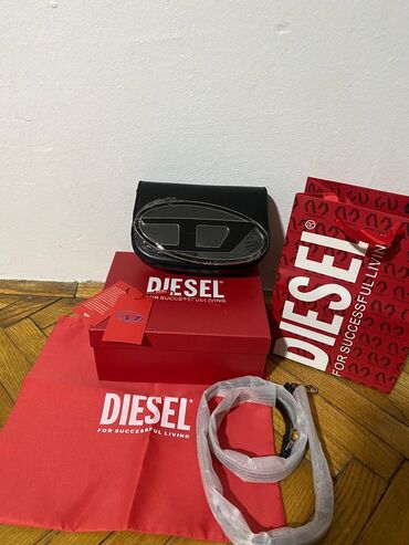 torbica za muskarce: Nova Diesel torbica sa etiketom dostupna u beloj i crnoj boji