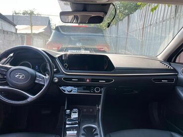 продаю дом село беловодское: Белый седан Hyundai Sonata с элегантным дизайном, сочетающим