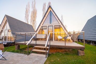 сдается дом бакай ата: Таунхаус, A-frame ЦО Атлантис, Сары-Ой, Детская площадка, Парковка, стоянка, Охраняемая территория