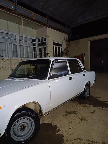 VAZ (LADA): LADA 2107, ağ rəng, sedan kuzov. Xüsusiyyətlər: - Ön və arxa — 8