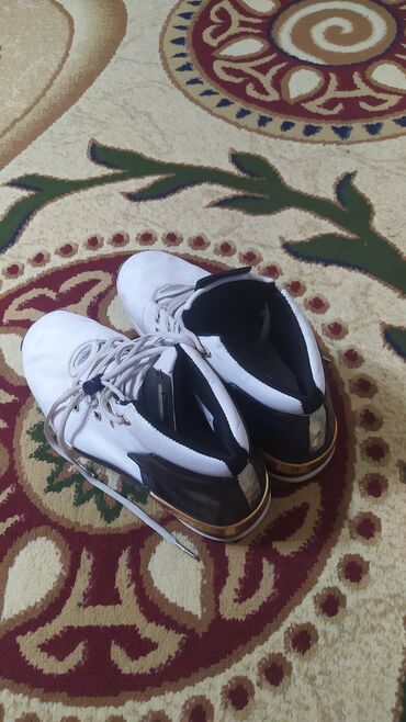 обувь кросовки: Баскетбольные кросовки состояние хорошее носил лишь пару раз
