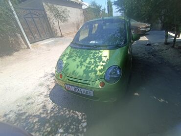 мини электромобиль: Зеленый хэтчбек Daewoo Matiz. Компактный городской автомобиль с