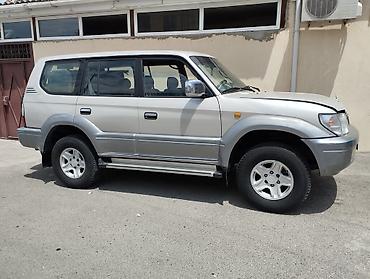 prado farası: Gümüşü rəngdə Toyota Prado SUV avtomobili. Avtomobilin arxa hissəsində — 2
