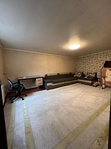 Продажа коттеджей и домов: 🏡 Продаётся небольшой дом в Бишкеке 📍 Район: Аламединский рынок 🛏 3 — 11