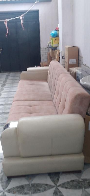 Divanlar: Uzun, geniş oturma sahəsi olan 3 yastıqlı böyük divan. Xüsusiyyətlər — 3
