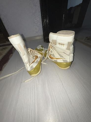 nike saat: Nike yüksək boğazlı idman ayaqqabısı - Rəng: ağ və qızılı detallar - — 2