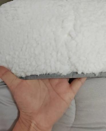 toaletni sto vitorog: Veliki bračni jorgan sa krznom. Dimenzije 200x200. Cena 4300 dinara — 5