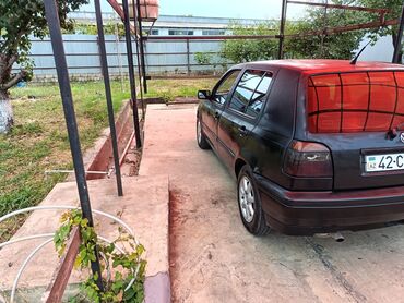 Volkswagen: Dördqapılı qara rəngli hetçbek model "Volkswagen Golf III" avtomobili — 10