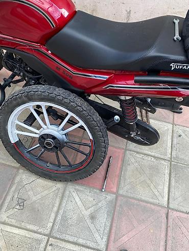Транспорт: Yongfu skuter/moped - Kuzov rəngi: qırmızı-qara - Nömrə lövhəsi: “00 — 7
