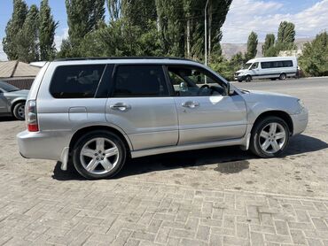 полик на форестер: Серебристый внедорожник Subaru Forester, отличающийся классическим