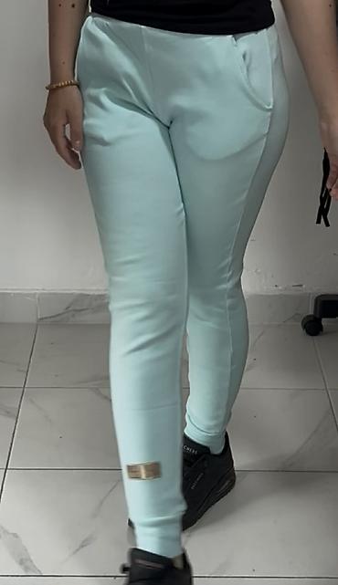 pull and bear dzemperi: 06. Trenerka u veličinama S/M i L/XL
1800 dinara M — 5