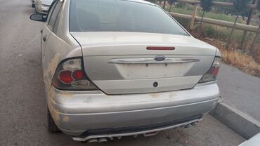 Ford: Model: Ford Focus sedan (1-ci nəsil), gümüşü rəngdə kuzov, sağ tərəfdə — 7