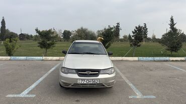 Daewoo: Daewoo Nexia sedanı - Kuzov: 4 qapılı sedan, açıq gümüş rəng - Nömrə — 1