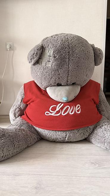 love is: Большой плюшевый медведь серого цвета в красной майке с надписью — 1