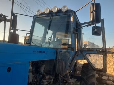Traktorlar: Mavi rəngli təkərli kənd təsərrüfatı traktoru Xüsusiyyətlər: - — 13