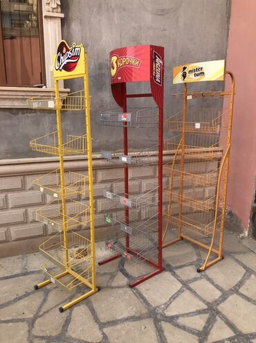 market soyuducusu: Üç ədəd metal ticarət rəfi dəsti. Rəflər yüngül metal konstruksiyadan