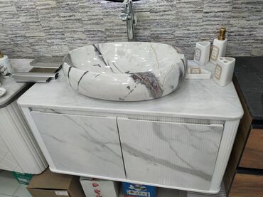 hamam qaplari: Mərmər effektli dizaynı olan dəbli lavabo dolabı. Dolabın üstündə