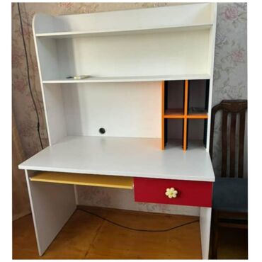 Quruducular: Endirimm.Yazı masası satılır 60 azn.Yaxşı vəziyyətdə