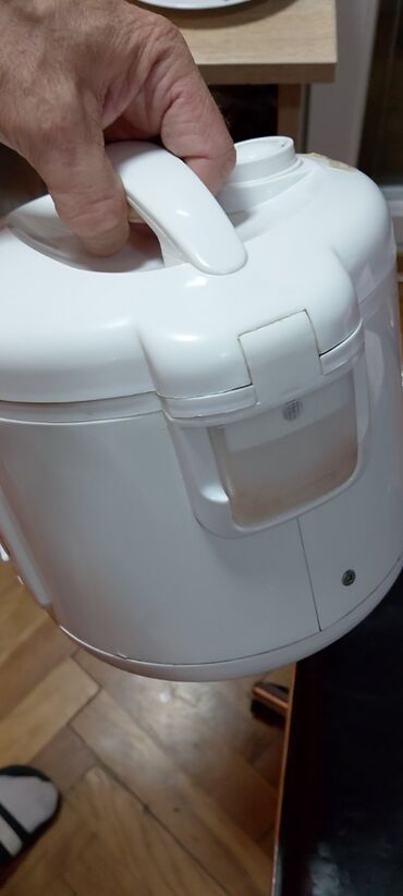 Ostali kuhinjski aparati: Friteza dobra 2,5 l manja
 Mirjevo — 8