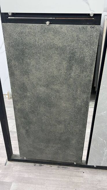 Kafel və metlax: Böyük ölçülü keramika/granit plitə - Rəng/tekstura: tünd boz, beton