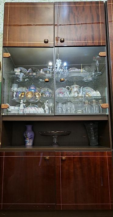 Bufetlər: Vintage vitrinli bufet Istehsali Ruminya - Material: tünd qəhvəyi ağac — 2