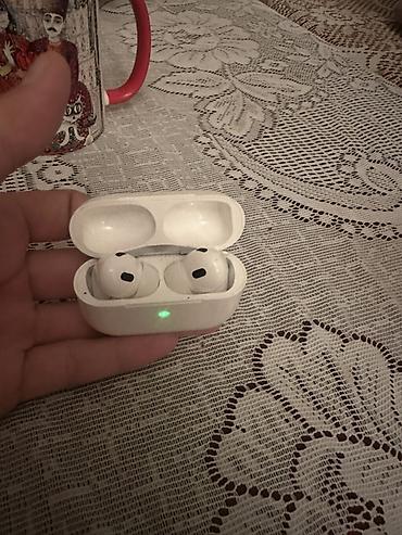 iphone qulaqlıq: Simsiz qulaqcıq – qulaq içi tipli, ağ rəngdə, şarj qutusu ilə — 1