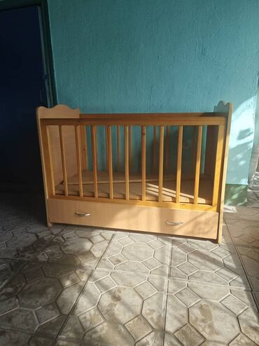 купить стол для зала: Детская кроватка из массива/ЛДСП в светлом древесном тоне