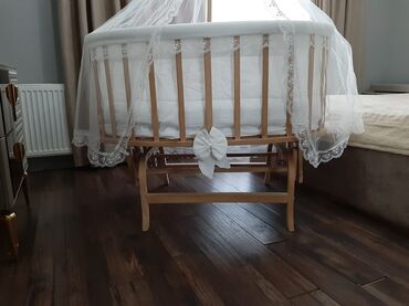 Для девочки и мальчика, Овальная, Колыбель, С бортиками, С матрасом, С механизмом качания